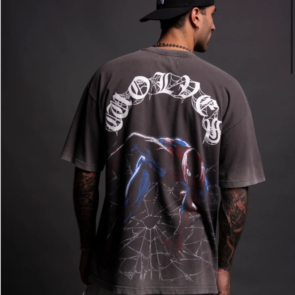 SPIDER-MAN'S WEB "PREMIUM" OVERSIZED TEE. Wolf gray.